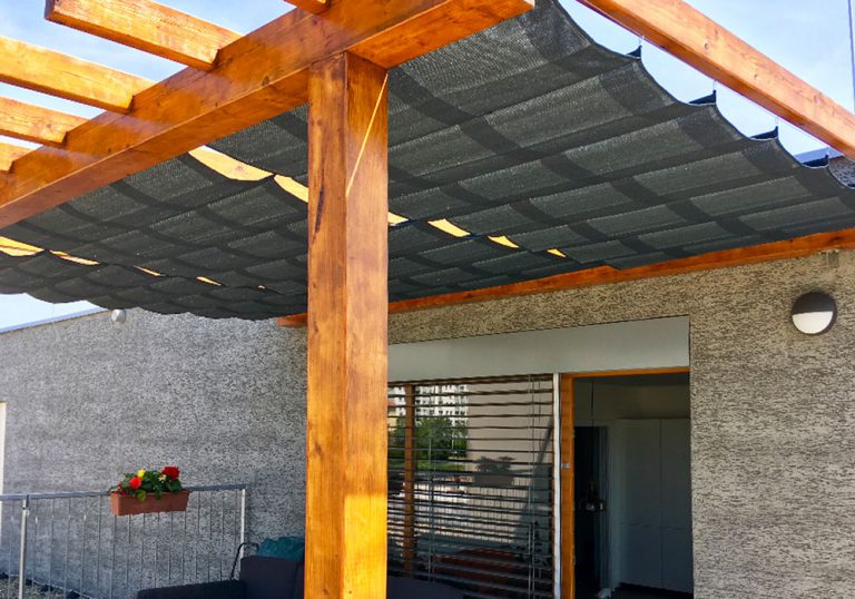 Boční pohled na dřevěnou pergolu bez střešní krytiny